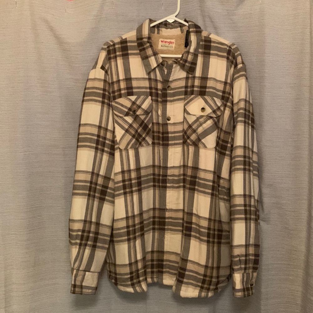 Wrangler Men’s Sherpa lined plaid shirt jacket. Size XL